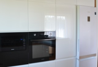 Białe fronty lakierowane w kuchni z frezem